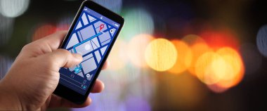 Hedef adrese City seyahat ve teknoloji kavramı ile yön için smartphone uygulama ekranda Gps harita navigasyon kullanarak turist yakın çekim.    