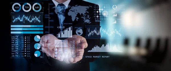 投資家は株式市場のレポートおよび財務ダッシュ ボード ビジネス インテリジェンス 主要業績評価指標 Kpi Businessman 手ワイド スクリーン コンピューター上の財政プログラムの操作と分析 — ストック写真