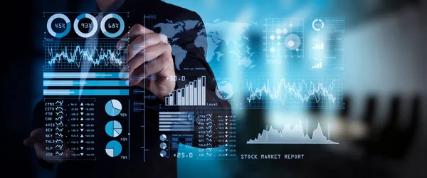 Investidor Analisando Relatório Mercado Ações Painel Financeiro Com Inteligência Negócios — Fotografia de Stock
