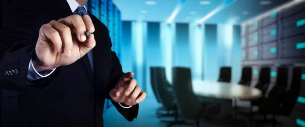 Geschäftsmann Workimg Auf Leeren Breiten Touchscreen Computer Büro Verschwimmen Hintergrund — Stockfoto