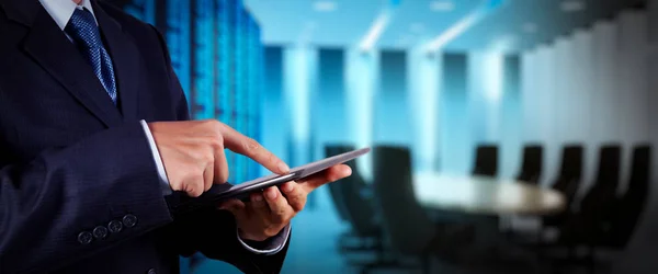 Geschäftsmann Workimg Auf Leeren Breiten Touchscreen Computer Büro Verschwimmen Hintergrund — Stockfoto