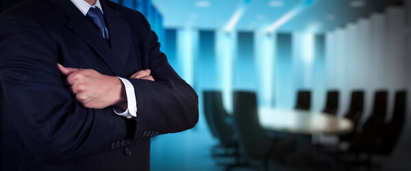 Бизнесмен работает на широкоэкранном компьютере с сенсорным экраном на размытом офисном фоне
.