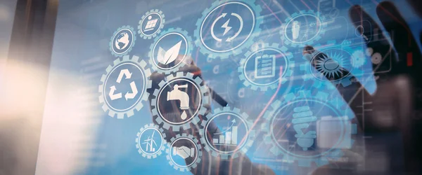 Simgeleri ile sürdürülebilir kalkınma çevre koruma içinde dokunmatik ekran eylem ile çalışma bağlı gears.businessman el ile yenilenebilir enerji ve doğal kaynakların korunması