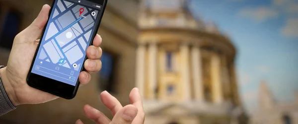 Close Turista Usando Gps Mapa Navegação Tela Aplicativo Smartphone Para — Fotografia de Stock