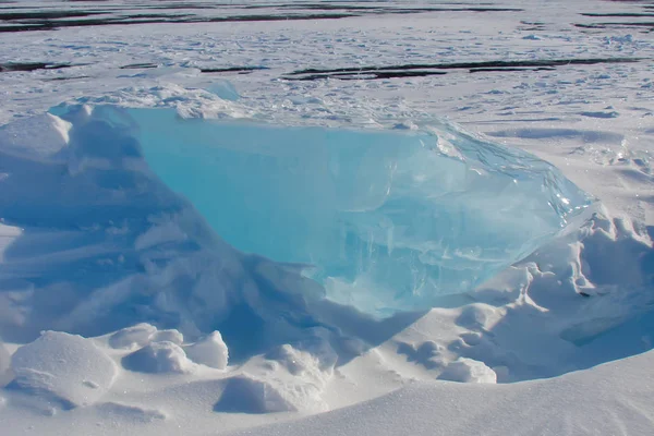 Blok Blauw Ijs Sneeuwjacht Sneeuw Glinsterend Zon Diep Water Meer — Stockfoto