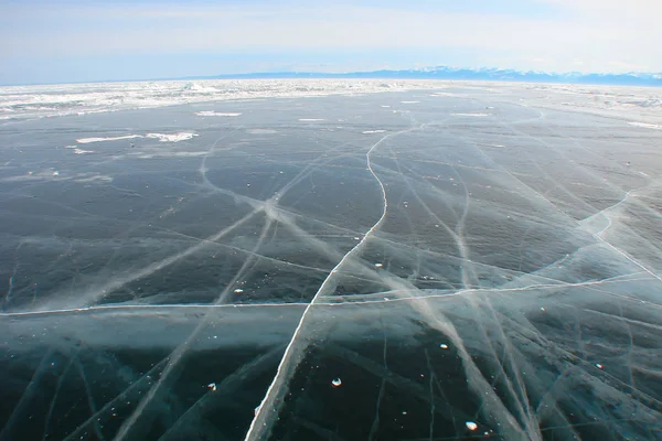 Winterlandschap Met Bevroren Meer Dikke Donker Blauw Ijs Gekraakt Door — Stockfoto