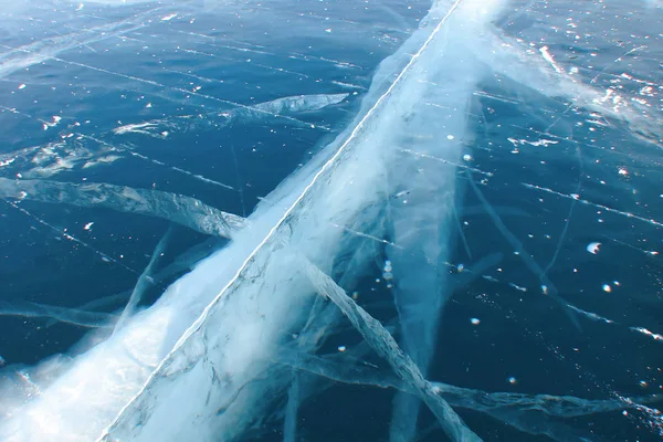 濃い青色の氷の厚さは 凍結水の列 クローズ アップの深い亀裂 — ストック写真