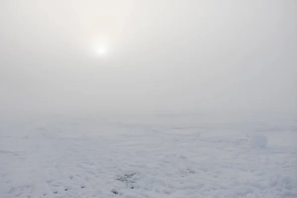 Mglisty Poranek Zima Ślady Śniegu Zwykły Światło Słoneczne Boryka Się — Zdjęcie stockowe