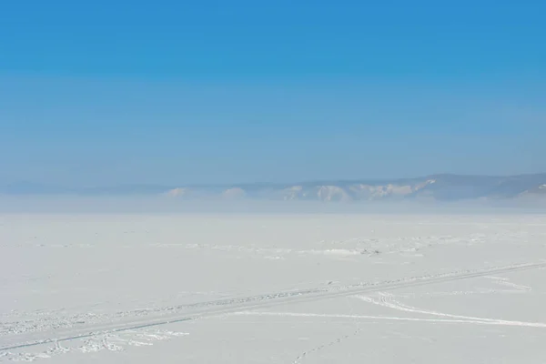 Pista Roda Campo Neve Rota Inverno Faixa Azul Nevoeiro Denso — Fotografia de Stock