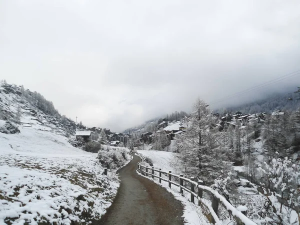 Paysage Montagne Avec Chemin Terre Long Clôture Bois Périphérie Ville — Photo