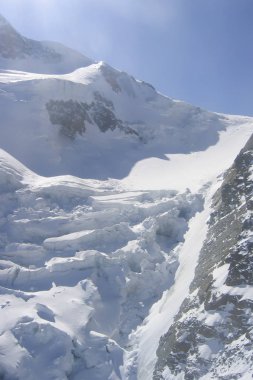 avalanching dağın tepesinde bir güneşli sabah, kadar İsviçre Alpleri yakın hareketli bir buzulun üzerinde