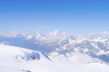 üstten görünüm büyük bir dağ, ilham verici ve cumulus bulutları karlı zirveleri arasında biriken; buzul, İsviçre çok üst kısmından koşma hafif bir eğim