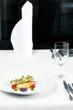 Kalkan razorclamps zeytin ve domates ile