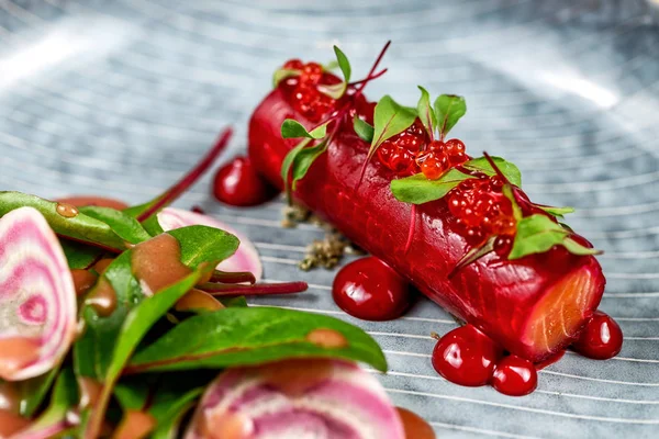 Gravlax, skandinaviska betor botade lax med kaviar och sallad — Stockfoto