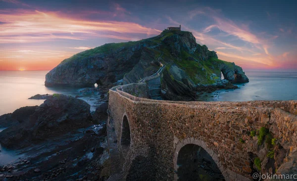 Ejder taşında gün batımı, San Juan de Gaztelugatxe
