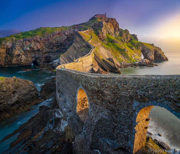 Ejder Taşı 'nda gün doğumu, San Juan de Gaztelugatxe
