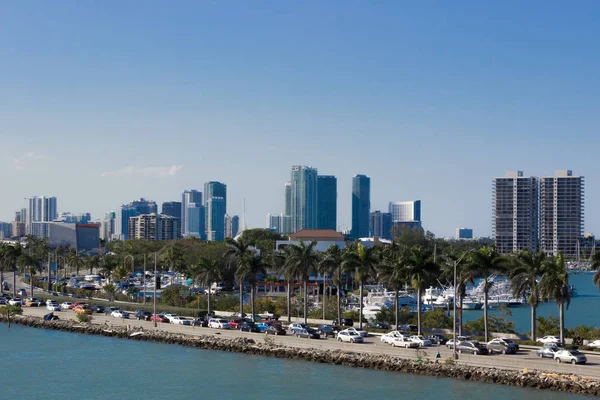 Tung Trafik Miami Highway Längs Kanalen — Stockfoto