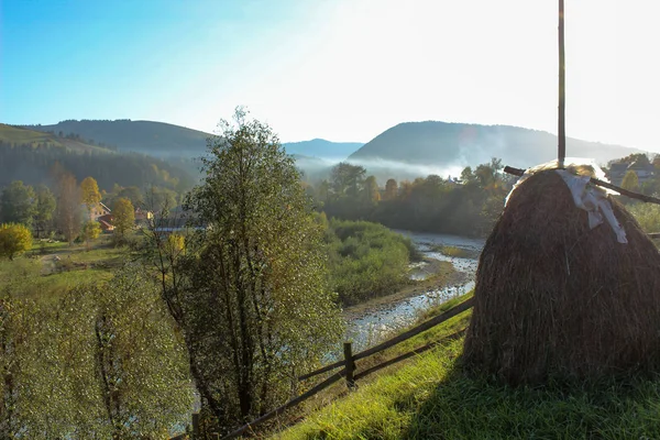 Hösten Dimmig Morgon Karpaterna Stack Längs Den Lilla Floden — Stockfoto