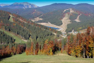Sonbahar zaman modern kayak merkezi. Bukovel, Ukrayna