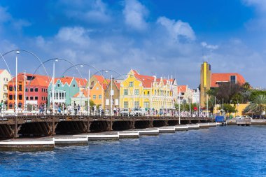 Willemstad Curacao pantoon köprüsünde ve şehir merkezine görüntüleme