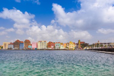Willemstad Curacao pantoon köprüsünde ve şehir merkezine görüntüleme
