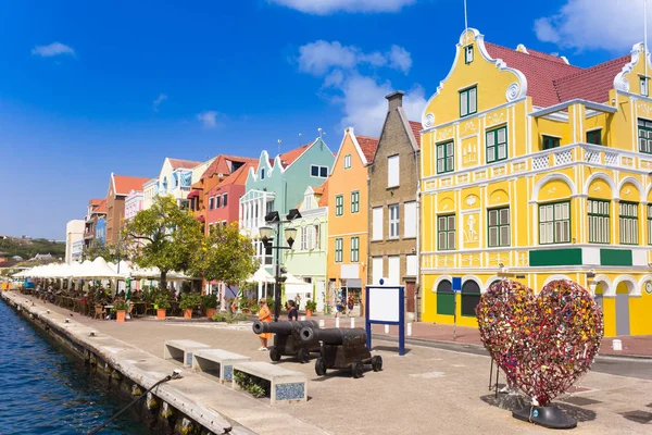 Willemstad Curacao pantoon köprüsünde ve şehir merkezine görüntüleme
