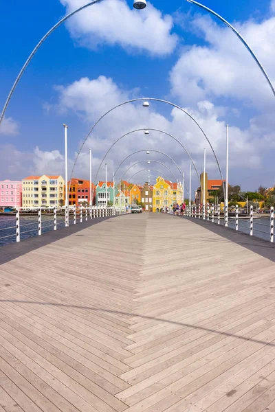 Willemstad Curacao Bridge'de pantoon yüzen