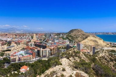 Mount Benacantil Alicante - İspanya yukarıda üzerinde Santa Barbara kale görünümü