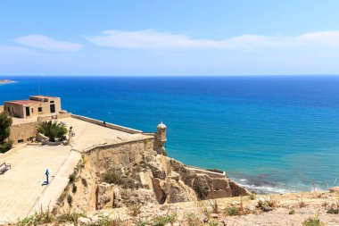 Alicante kıyı şeridi, İspanya Santa Barbara Castle Watchtower görüntülemek.