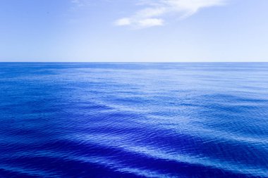 ışığın yansıması ile mavi deniz yüzeyinde bir orta sakin