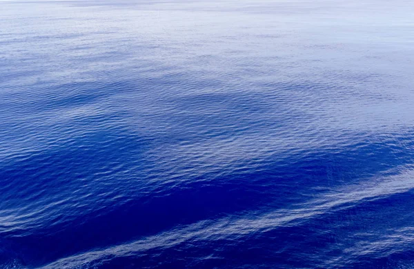 穏やかな青い海の背景 — ストック写真