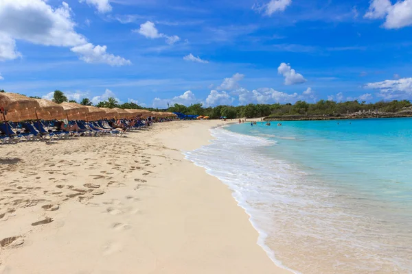 Kefal sahil St Maarten güneşli bir günde bay.