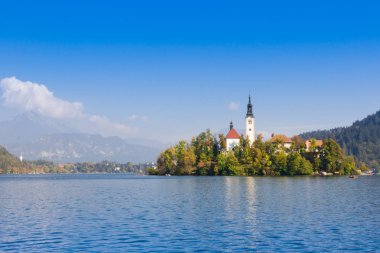 Bled Gölü hac kilise Maria varsayımı ile sonbahar görünümü 