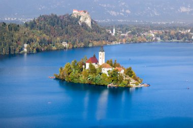 Bled Gölü ve üst ana varsayımı hac Kilisesi görüntülemek