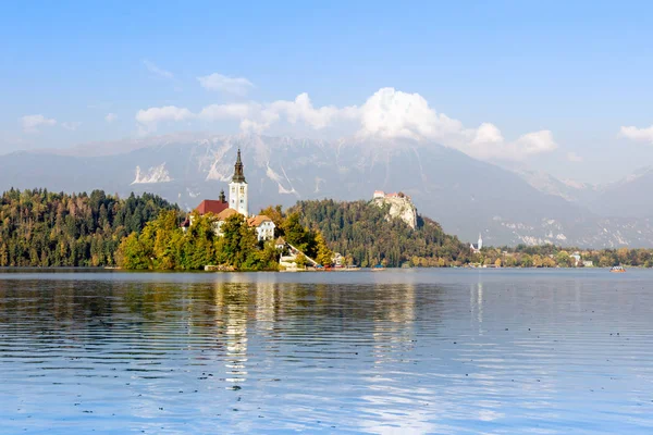 Вид Озеро Блед Паломническую Церковь Успения Богородицы Осенью — стоковое фото
