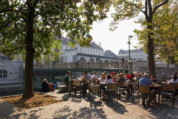 Innenstadt Von Ljubljana Straße Entlang Des Kanals Bei Der Bruderbrücke — Stockfoto