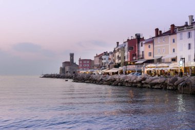  Akşam görünümü Piran Coast, Körfez Piran Adriyatik Denizi üzerinde 14 Ekim 2018, Slovenya