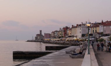  Akşam görünümü Piran Coast, Körfez Piran Adriyatik Denizi üzerinde 14 Ekim 2018, Slovenya