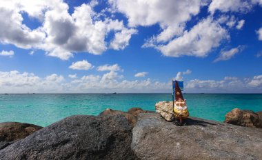 Oyuncak cin ile Karayip Denizi kayalık banka tarafından Aruba bayrağı