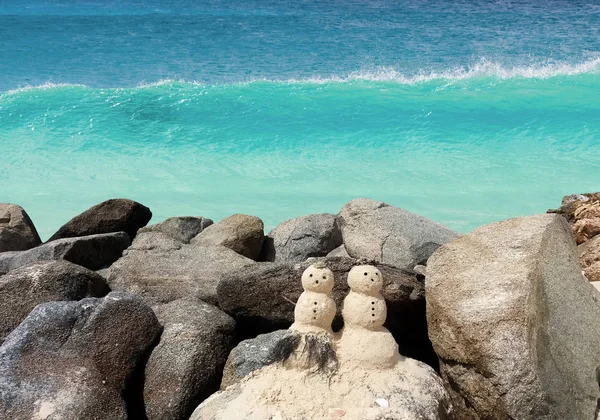 Δύο Αμμώδεις Χιονάνθρωπους Στην Καραϊβική Ακτή — Φωτογραφία Αρχείου