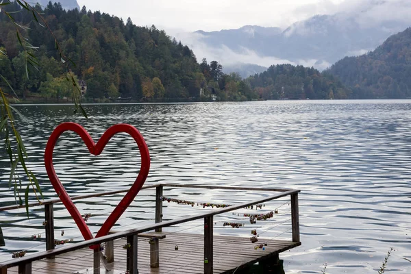 Озеро Блед Словении Установка Форме Красного Сердца Замки Любви — стоковое фото