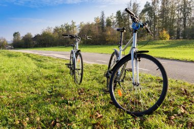 kırsal yol boyunca iki bisiklet 