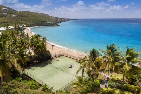 Karibiska Kusten Med Tennisbana — Stockfoto
