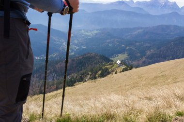 Slovenya'da yürüyüş. Dağ Karavanke Golica üzerinden görüntülemek