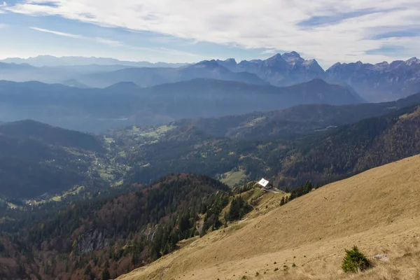 Panoramik dağ dağ kulübe ön planda, Slovenya ile Karavanke içinde Golica üzerinden 