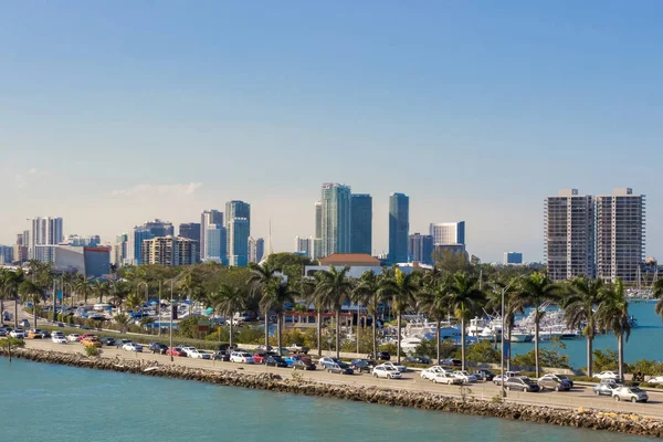 Tung Trafik Miami Highway Längs Kanalen — Stockfoto