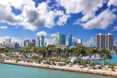 Kanal, Miami, Macarthur Causeway, ABD, Florida boyunca karayolu üzerinde yoğun trafik