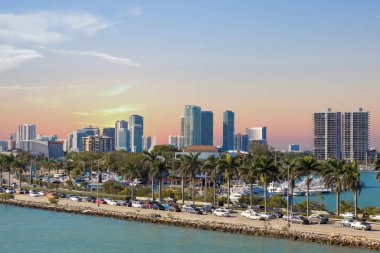 Kanal, Miami, Macarthur Causeway, ABD, Florida boyunca karayolu üzerinde yoğun trafik