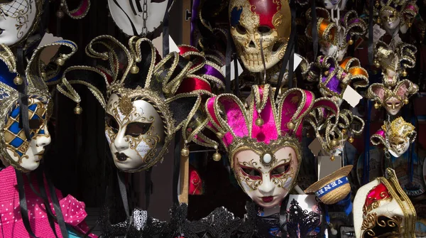 ekranda Carnivale maskeleri