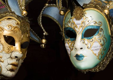 Siyah arka planda Venedik Karnavalı maskeleri